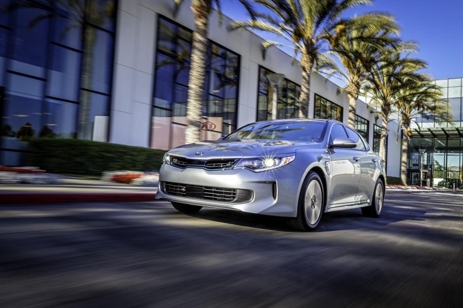  Kia Optima Plug-In Hybrid 2016 года  (US) (фото 6 из 9)